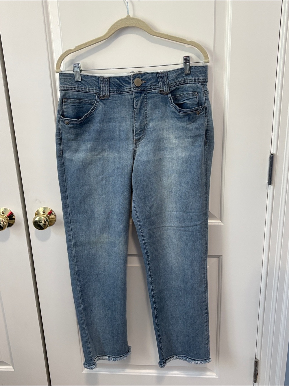 Democracy Light Blue Cropped Ankle Jeans with Frayed Hem